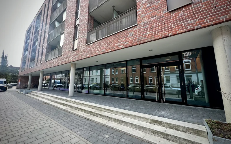 Backsteingebäude Christian-Kruse-Straße 13b in Kiel mit der Fensterfront des Büros im Erdgeschoss
